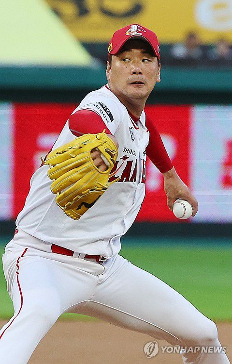 역투하는 SSG 김광현(인천=연합뉴스) 임순석 기자 = 12일 오후 인천 SSG랜더스필드에서 열린 2023 프로야구 kt wiz와 SSG 랜더스의 경기. SSG 선발 투수 김광현이 역투하고 있다. 2023.9.12 soonseok02@yna.co.kr