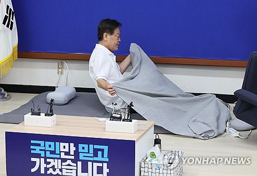 자리에 눕는 이재명(서울=연합뉴스) 이정훈 기자 = 더불어민주당 이재명 대표가 13일 국회 당 대표실에서 자리에 눕고 있다. 이 대표는 이날 본청 앞에 있던 단식 현장을 본청 안 당 대표실로 옮겼다. 2023.9.13 uwg806@yna.co.kr