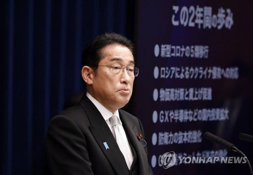 내각 개편 단행 후 기자회견 하는 기시다(도쿄 EPA·로이터=연합뉴스) 기시다 후미오 일본 총리가 13일 내각 개편을 단행한 후 도쿄 총리 관저에서 기자회견하고 있다. 이날 단행한 2차 개각으로 19명 각료 중 13명이 교체됐고, 여성 관료는 역대 최다인 5명이 됐다. 2023.09.14 ddy04002@yna.co.kr