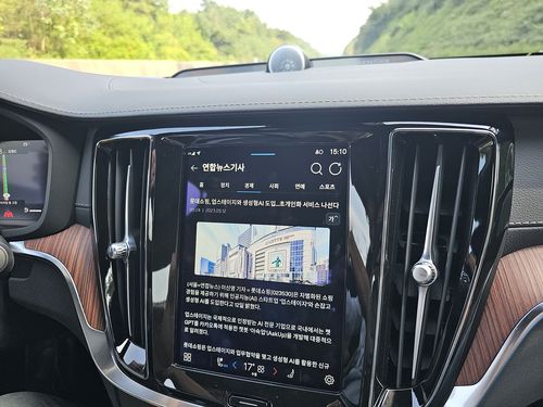 볼보 C40 리차지에서 연합뉴스 기사를 읽는 모습[촬영 임성호]