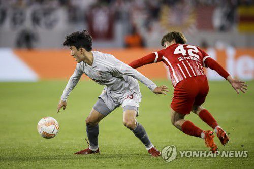 올림피아코스 시절 UEFA 유로파리그 경기에 출전한 황인범(왼쪽)[EPA=연합뉴스 자료사진]