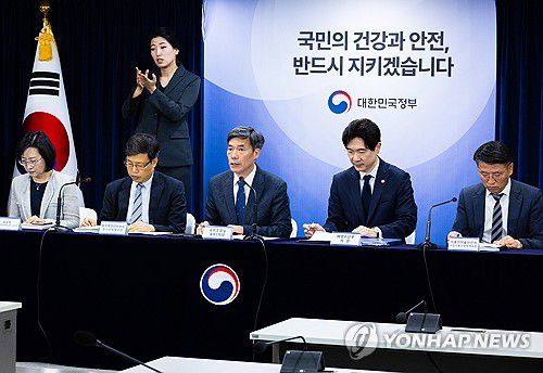 후쿠시마 오염수 방류 관련 IAEA 협의 내용 설명(서울=연합뉴스) 황광모 기자 = 박구연 국무조정실 1차장(왼쪽 세 번째)이 15일 오전 서울 종로구 정부서울청사에서 열린 후쿠시마 원전 오염수 방류 관련 일일 브리핑에 참석해 전날 우리 정부와 국제원자력기구(IAEA)와 나눈 후쿠시마 1차 방류에 대한 화상회의 결과를 설명하고 있다. 2023.9.15 hkmpooh@yna.co.kr