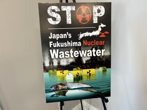 고든 존슨 뉴저지주 상원의원이 촬영을 사양한 포스터(잉글우드[미 뉴저지주]=연합뉴스) 고일환 특파원