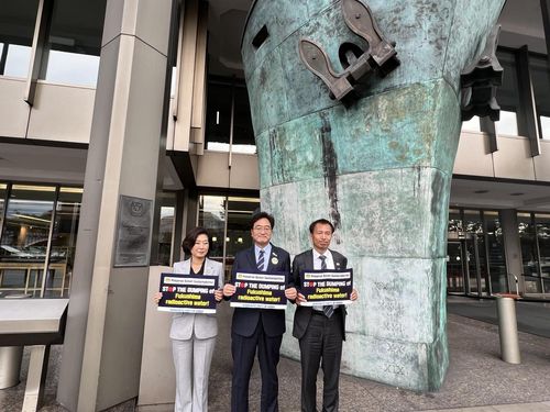 더불어민주당 의원들 IMO 방문(런던=연합뉴스) 최윤정 특파원 = 더불어민주당 우원식, 양이원영 의원과 송기호 변호사는 16일(현지시간) 영국 런던 국제해사기구(IMO) 본부에서 임기택 사무총장등과 면담하고 후쿠시마 원전 오염수 방류 관련 우려를 전달했다. 이들이 IMO 본부 앞에서 오염수 반대 포스터를 들고 사진을 찍고 있다. 2023.9.16 photo@yna.co.kr