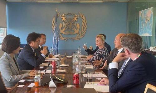 더불어민주당 의원들, IMO 방문(런던=연합뉴스) 최윤정 특파원 = 더불어민주당 우원식, 양이원영 의원과 송기호 변호사는 16일(현지시간) 영국 런던 국제해사기구(IMO) 본부에서 임기택 사무총장 등과 면담하고 후쿠시마 원전 오염수 방류 관련 우려를 전달했다. [더불어민주당 제공. 재판매 및 DB 금지] 2023.9.16 photo@yna.co.kr