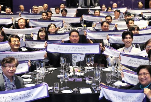 지속가능 미래 다짐을 담은 챌린지지난 15일 서울 광진구 워커힐 호텔에서 열린 'SV 리더스 서밋'에서 최태원 SK그룹 회장(가운데)과 참여자들이 지속가능 미래 다짐을 담은 챌린지 문구를 들어보이고 있다. [SK그룹 제공. 재판매 및 DB 금지]