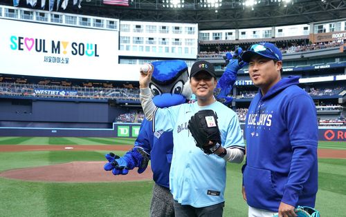 류현진 홈구장서 시구한 오세훈 서울시장(토론토=연합뉴스) 북미 출장 중인 오세훈 서울시장이 16일(현지시간) 캐나다 토론토 블루제이스의 홈구장인 로저스센터에서 시구한 후 류현진 선수와 기념 촬영을 하고 있다. 2023.9.16 [서울시 제공. 재판매 및 DB 금지]