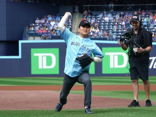 류현진 홈구장서 시구한 오세훈 서울시장(토론토=연합뉴스) 북미 출장 중인 오세훈 서울시장이 16일(현지시간) 캐나다 토론토 블루제이스의 홈구장인 로저스센터에서 시구를 하고 있다. 2023.9.16 [서울시 제공. 재판매 및 DB 금지]