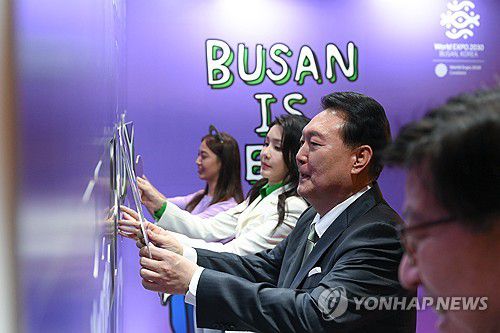 부산엑스포 유치기원 퍼포먼스하는 윤석열 대통령 내외(부산=연합뉴스) 임헌정 기자 = 윤석열 대통령과 김건희 여사가 14일 부산엑스포 유치위원회 부스를 찾아 엑스포유치를 기원하는 퍼즐을 맞추고 있다.   2023.9.14 [대통령실 제공. 재판매 및 DB 금지] kane@yna.co.kr