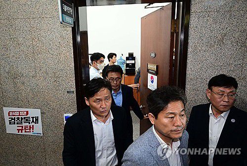 심각한 박광온 원내대표(서울=연합뉴스) 신준희 기자 = 17일 단식 중 건강이 악화된 더불어민주당 이재명 대표를 병원으로 옮기려던 계획이 무산됐다.      대표실에서 나온 박광온 원내대표 등이 심각한 표정으로 대표실을 나오고 있다. 2023.9.17 [공동취재] hama@yna.co.kr