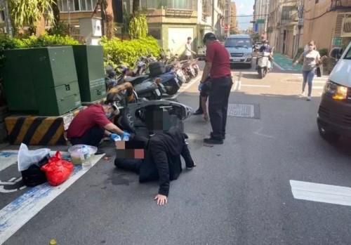 오토바이를 타고 가다 넘어져 119 구급차 치료받는 양씨[대만 연합보 캡처. 재판매 및 DB 금지]