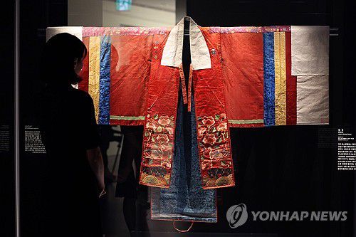 '활복'의 기품(서울=연합뉴스) 임화영 기자 = 13일 오전 서울 종로구 국립고궁박물관에서 '활옷 만개' 특별전에 전시될 조선왕실 여성 혼례복 '활복'이 언론에 공개되고 있다. 2023.9.13 hwayoung7@yna.co.kr