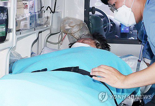 이송되는 이재명 대표(서울=연합뉴스) 최재구 기자 = 단식 중 건강 악화로 18일 여의도 성모병원에서 응급치료를 받은 더불어민주당 이재명 대표가 같은 날 타병원 이송을 위해 응급차에 탑승하고 있다. 2023.9.18 jjaeck9@yna.co.kr