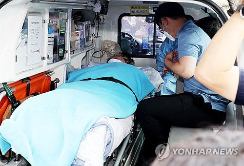 이송되는 이재명 대표(서울=연합뉴스) 최재구 기자 = 단식 중 건강 악화로 18일 여의도 성모병원에서 응급치료를 받은 더불어민주당 이재명 대표가 같은 날 타병원 이송을 위해 응급차에 탑승하고 있다. 2023.9.18 jjaeck9@yna.co.kr