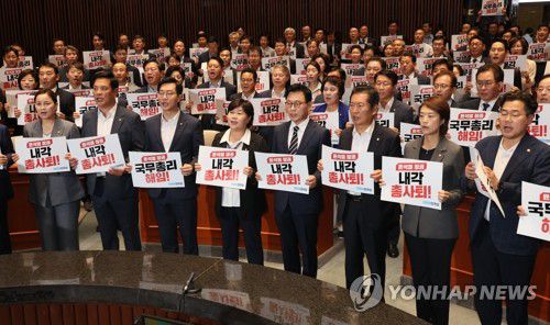 국무총리 해임·내각 총사퇴 촉구 피케팅(서울=연합뉴스) 이정훈 기자 = 더불어민주당 박광온 원내대표와 의원들이 18일 서울 여의도 국회에서 열린 의원총회에서 국무총리 해임과 내각 총사퇴를 촉구하는 피케팅을 하고 있다. 2023.9.18 uwg806@yna.co.kr
