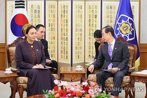 한덕수 국무총리, 투르크메니스탄 국회의장 면담(서울=연합뉴스) 한덕수 국무총리가 18일 오후 정부서울청사에서 한-중앙아시아 국회의장 회의 참석차 방한한 뒤냐고젤 굴마노바 투르크메니스탄 국회의장과 면담하고 있다. 2023.9.18 [국무총리실 제공. 재판매 및 DB 금지] photo@yna.co.kr