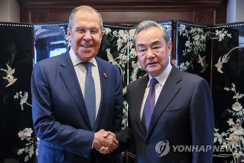 라브로프 러시아 외무장관과 왕이 중국 외교부장지난 7월 인도네시아 자카르타에서 열린 아세안지역안보포럼(ARF) 회의에 참석한 세르게이 라브로프 러시아 외무장관(왼쪽) 왕이 중국공산당 중앙외사판공실 주임 겸 외교부장이 악수하는 모습. 2023.9.19 [타스=연합뉴스 자료사진]