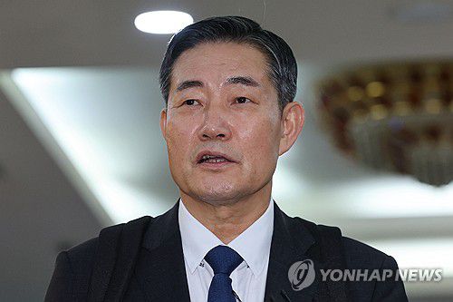 질문에 답하는 신원식 국방부 장관 후보자(서울=연합뉴스) 신현우 기자 = 신원식 국방부 장관 후보자가 15일 오전 서울 용산구 육군회관에 마련된 인사청문회 준비 사무실로 첫 출근하며 취재진 질문에 답하고 있다. 2023.9.15 nowwego@yna.co.kr