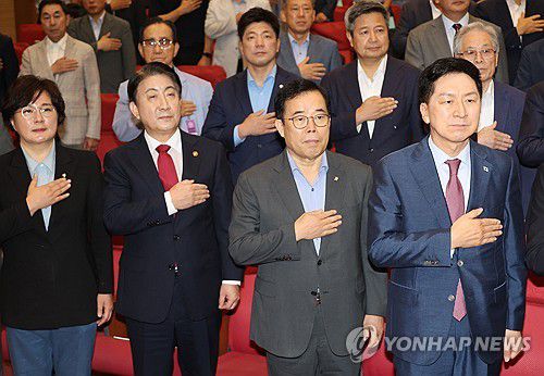 가짜뉴스 근절 공청회(서울=연합뉴스) 한상균 기자 = 19일 국회에서 열린 가짜뉴스 근절 입법청원 긴급공청회에서 참석자들이 국민의례를 하고 있다.     오른쪽부터 국민의힘 김기현 대표, 박성중 의원, 이동관 방통위원장, 조수진 의원. 2023.9.19 xyz@yna.co.kr