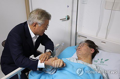 이재명 대표 만난 문재인 전 대통령(서울=연합뉴스) 박동주 기자 = 문재인 전 대통령이 19일 오후 서울 중랑구 녹색병원을 방문해 입원 중인 더불어민주당 이재명 대표를 만나고 있다. 2023.9.19 [공동취재] pdj6635@yna.co.kr