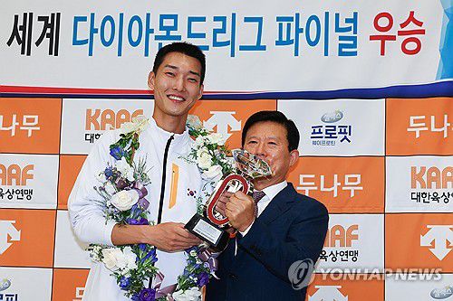 '한국 최초 다이아몬드 파이널 우승' 우상혁 귀국(영종도=연합뉴스) 서대연 기자 = 2023 세계육상연맹 다이아몬드리그 파이널 남자 높이뛰기 경기에서 2ｍ35를 넘어 우승을 차지한 우상혁이 19일 오후 인천국제공항 제2여객터미널을 통해 귀국해 트로피를 들고 기념사진을 찍고 있다. 2023.9.19 dwise@yna.co.kr