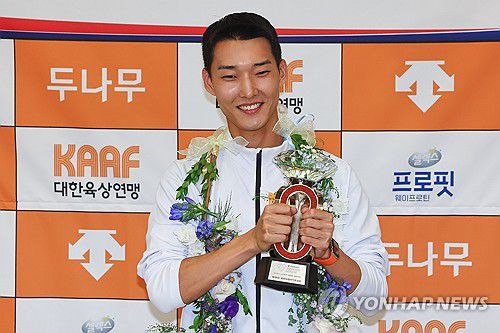 우상혁 '트로피 들고 활짝'(영종도=연합뉴스) 서대연 기자 = 2023 세계육상연맹 다이아몬드리그 파이널 남자 높이뛰기 경기에서 2ｍ35를 넘어 우승을 차지한 우상혁이 19일 오후 인천국제공항 제2여객터미널을 통해 귀국해 트로피를 들고 밝은 표정을 짓고 있다. 2023.9.19 dwise@yna.co.kr