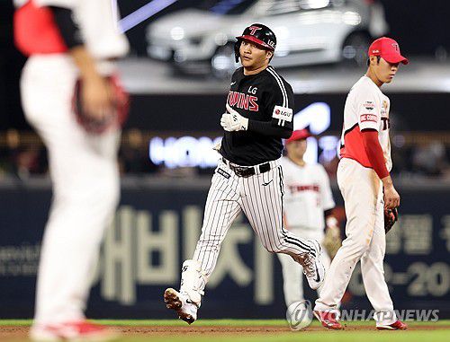 문보경, 양현종 상대로 연타석 홈런(광주=연합뉴스) 조남수 기자 = 19일 광주기아챔피언스필드에서 열린 프로야구 LG 트윈스와 KIA 타이거즈의 경기. LG 문보경이 4회초 2사 1, 3루에서 3점 홈런을 때리고 베이스를 돌고 있다. 2023.9.19 iso64@yna.co.kr