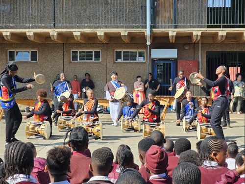 '국악과 마림바의 만남'…남아공 현지 워크숍(요하네스버그=연합뉴스) 20일(현지시간) 오전 남아프리카공화국 요하네스버그 스톤리지 초등학교에서 주남아공한국문화원의 국악 워크숍 현지 참가자들이 특별공연을 하고 있다. 2023.9.20 [주남아공한국문화원 제공] (끝)