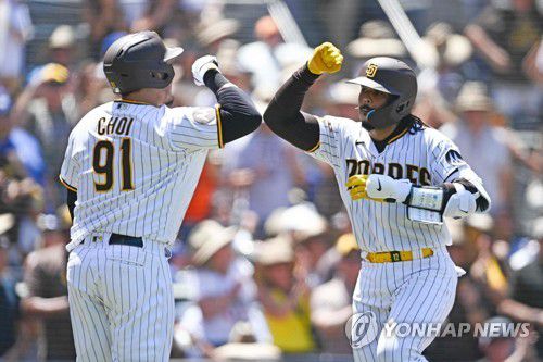동료와 기쁨을 나누는 최지만(왼쪽)[AFP/게티이미지=연합뉴스]
