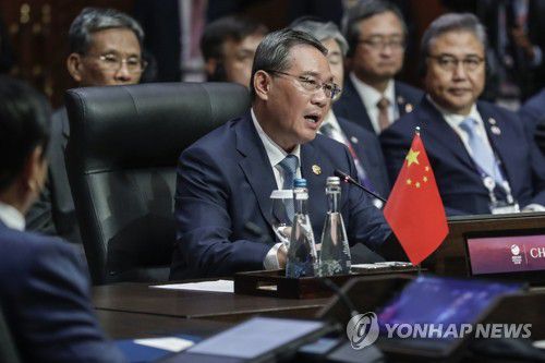 아세안+3 정상회의서 발언하는 리창 中 총리[AP 연합뉴스 자료사진. 재판매 및 DB 금지]