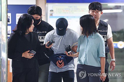 경찰관 추락사 및 마약 관련 피의자 검찰 송치(서울=연합뉴스) 서대연 기자 = 지난달 마약 모임에 참석한 경찰관이 추락해 숨진 사건과 관련해 마약모임을 주도한 혐의를 받는 대기업 직원 이모(31)씨가 20일 오전 서울 용산경찰서에서 검찰로 송치되고 있다. 2023.9.20 dwise@yna.co.kr