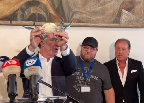 푸른 꽃게 들어보이는 루카 자이아 베네토 주지사[이탈리아 안사(ANSA) 통신 캡처. 재판매 및 DB 금지]