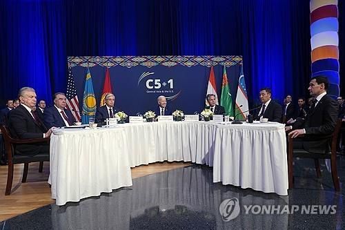 중앙아 5개국 정상과 바이든 미국 대통령(가운데)[뉴욕 AP=연합뉴스]
