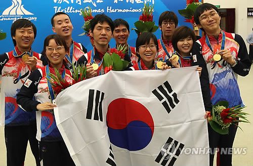 <아시안게임> 남녀 바둑 아시안게임 동반 금메달(광저우=연합뉴스) 최재구 기자 = 26일 중국 광저우 체스 경기장에서 열린 아시안게임 남,여바둑 단체전 결승에서 동반 우승해 금메달을 획득한 남녀바둑대표팀이 시상식 후 태극기를 들고 기념촬영을 하고 있다.  2010.11.26 jjaeck9@yna.co.kr