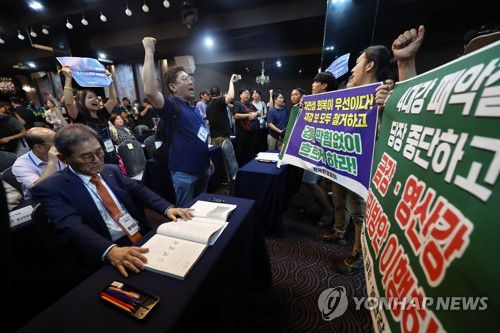 제1차 국가물관리기본계획 변경안 공청회가 열린 5일 오후 스페이스쉐어 서울중부센터에서 국가물관리기본계획 변경안 공청회 중단과 변경안 철회를 요구하는 환경단체 회원들이 시위를 하고 있다. [연합뉴스 자료사진]