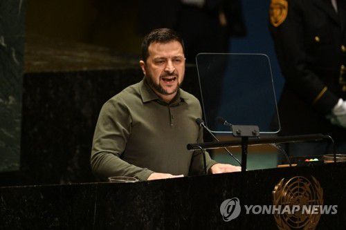 유엔본부서 연설하는 젤렌스키(뉴욕 AFP=연합뉴스) 볼로디미르 젤렌스키 우크라이나 대통령이 19일(현지시간) 미국 뉴욕 유엔본부에서 열린 제78차 유엔총회에서 연설하고 있다. 젤렌스키 대통령은 이날 러시아의 우크라이나 침공 이후 처음으로 유엔총회에 직접 참석했다. 2023.09.20 danh2023@yna.co.kr