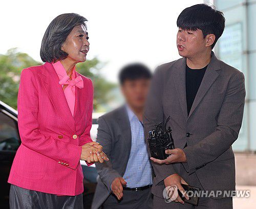 출근하는 김행 후보자(서울=연합뉴스) 김도훈 기자 = 김행 여성가족부 장관 후보자가 21일 오전 서울 종로구 인사청문회 준비 사무실로 출근하고 있다. 2023.9.21 superdoo82@yna.co.kr