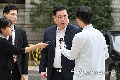 취재진 질문에 답하는 유동규(서울=연합뉴스) 김주성 기자 = 유동규 전 성남도시개발공사 본부장이 21일 오전 김용 민주연구원 전 부원장의 '불법 대선자금 수수' 관련 1심 속행 공판이 열리는 서울 서초동 서울중앙지법으로 들어서며 취재진의 질문에 답하고 있다. 2023.9.21 utzza@yna.co.kr