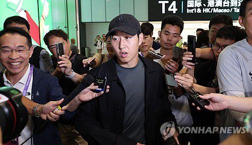 이강인, 항저우 입성(항저우=연합뉴스) 최재구 기자 = 2022 항저우 아시안게임에 출전하는 대한민국 축구대표팀의 이강인이 21일 중국 항저우 샤오산 국제공항을 통해 입국하고 있다.  2023.9.21 jjaeck9@yna.co.kr