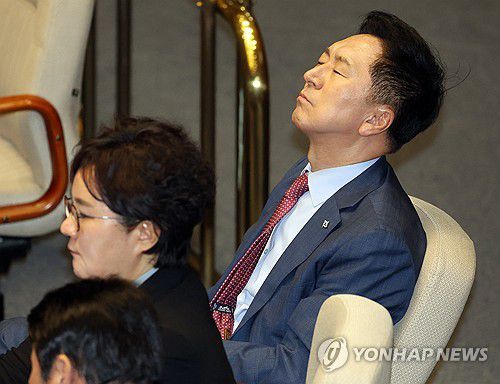 체포동의안 설명 듣는 김기현 대표(서울=연합뉴스) 한상균 기자 = 21일 국회 본회의에서 국민의힘 김기현 대표가 한동훈 법무부 장관의 이재명 대표 체포동의안 설명을 듣고 있다. 2023.9.21 xyz@yna.co.kr