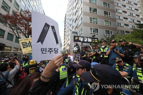이재명 대표 지지자들, 민주당사 앞으로(서울=연합뉴스) 서대연 기자 = 더불어민주당 이재명 대표 체포동의안이 가결된 21일 오후 서울 영등포구 더불어민주당사 앞에서 이 대표 지지자들이 항의하고 있다. 2023.9.21 dwise@yna.co.kr