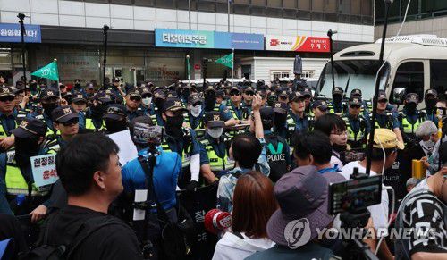 항의하는 이재명 대표 지지자들(서울=연합뉴스) 서대연 기자 = 더불어민주당 이재명 대표 체포동의안이 가결된 21일 오후 서울 영등포구 더불어민주당사 앞에서 이 대표 지지자들이 항의하고 있다. 2023.9.21 dwise@yna.co.kr