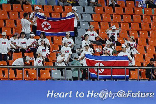 인공기 펼친 북한 응원단(진화[중국]=연합뉴스) 신현우 기자 = 21일 오후 중국 저장성 진화 저장성사범대동쪽경기장에서 열린 2022 항저우 아시안게임 남자 축구 예선 F조 2차전 키르기스스탄과 북한의 경기에 앞서 북한 응원단이 인공기를 펼치고 있다. 2023.9.21 nowwego@yna.co.kr