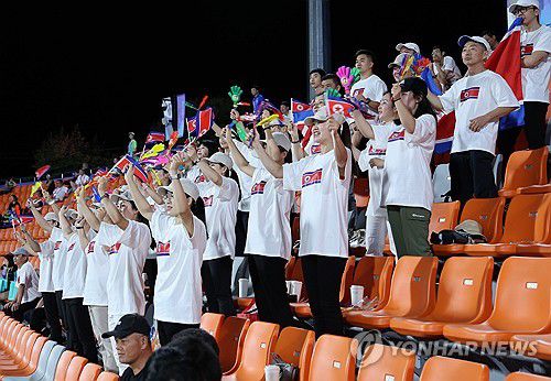 축구장 찾은 북한 응원단(진화[중국]=연합뉴스) 신현우 기자 = 21일 오후 중국 저장성 진화 저장성사범대동쪽경기장에서 열린 2022 항저우 아시안게임 남자 축구 예선 F조 2차전 키르기스스탄과 북한의 경기에 앞서 북한 응원단이 인공기를 펼치며 응원하고 있다. 2023.9.21 nowwego@yna.co.kr