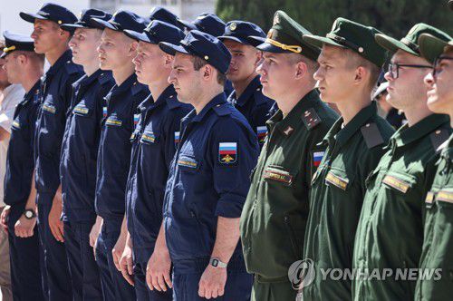 대열 맞춰 서 있는 러시아군 징집병[타스=연합뉴스]