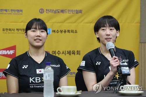취재진 질문 답하는 이소희(서울=연합뉴스) 임화영 기자 = 12일 오전 서울 송파구 올림픽파크텔에서 열린 2023 코리아오픈 배드민턴 선수권대회 기자간담회에서 한국 배드민턴 대표팀 여자복식 이소희가 취재진의 질문에 답하고 있다. 왼쪽은 여자복식 백하나. 2023.7.12 hwayoung7@yna.co.kr