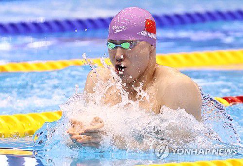 친하이양의 역영(후쿠오카=연합뉴스) 윤동진 기자 = 중국 친하이양이 28일 일본 후쿠오카 마린 메세 후쿠오카홀에서 열린 2023 세계수영선수권 남자 평영 200ｍ 결승에서 역영하고 있다. 2023.7.28 mon@yna.co.kr