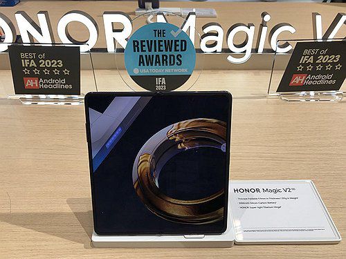 중국 아너가 'IFA 2023'에서 공개한 폴더블 스마트폰 '매직 V2'(베를린=연합뉴스) 김아람 기자 = 유럽 최대 가전·IT 전시회 'IFA 2023' 전시장 곳곳에서는 중국 기업들의 존재감이 돋보였다.     전체 참가 기업 2천여개사 중 절반이 넘는 1천279개사가 중국 기업이다.  중국 아너가 'IFA 2023'에서 공개한 폴더블 스마트폰 '매직 V2'.2023.9.3 rice@yna.co.kr