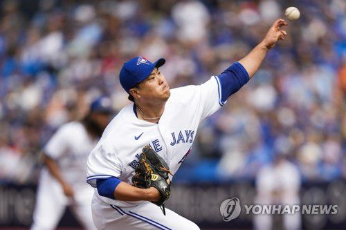 보스턴 레드삭스 상대로 역투하는 토론토 류현진(토론토 AP=연합뉴스) 미국프로야구 메이저리그(MLB) 토론토 블루제이스 류현진이 17일(현지시간) 캐나다 온타리오주 토론토 로저스 센터에서 열린 MLB 보스턴 레드삭스와 홈 경기 1회에 역투하고 있다. 류현진은 이날 두 차례 무사 2, 3루 위기를 무실점으로 막아내는 뛰어난 위기관리 능력을 펼쳤으나 승리 투수 요건에 아웃 카운트 1개를 남겨두고 강판해 시즌 4승 달성에 실패했다. 2023.09.18 danh2023@yna.co.kr
