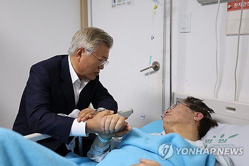 이재명 대표 만난 문재인 전 대통령(서울=연합뉴스) 박동주 기자 = 문재인 전 대통령이 19일 오후 서울 중랑구 녹색병원을 방문해 입원 중인 더불어민주당 이재명 대표를 만나고 있다. 2023.9.19 [공동취재] pdj6635@yna.co.kr